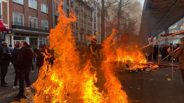 Unrest broke out in Paris as the Yellow Vests movement rallied to mark three years since its creation. - Sputnik International