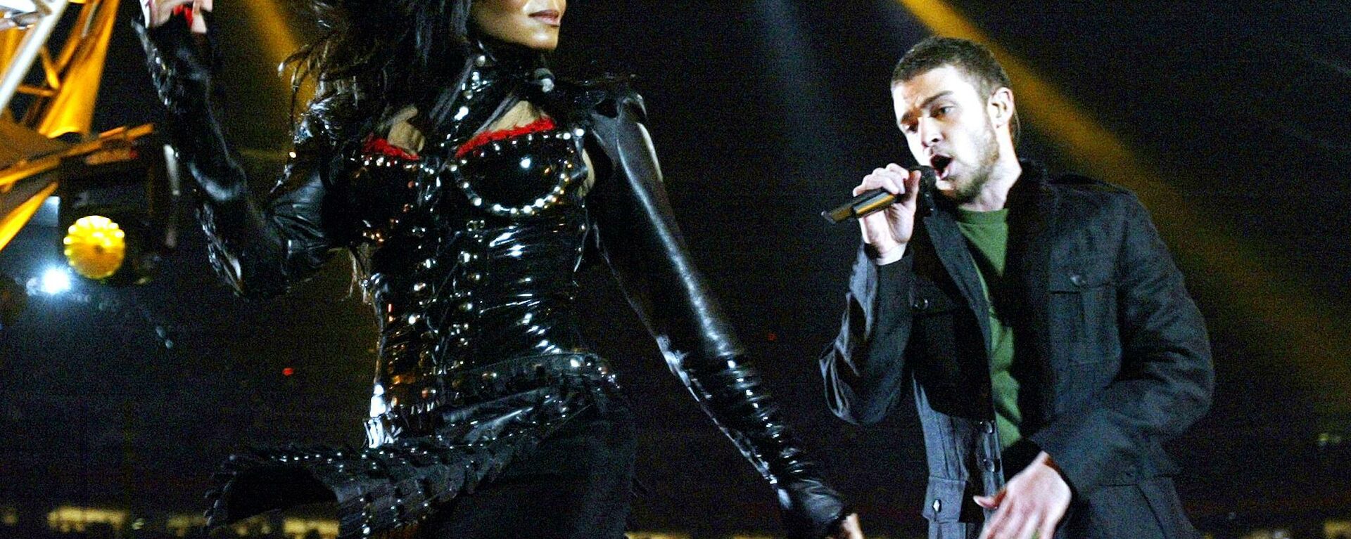 Janet Jackson and Justin Timberlake perform at half-time at Super Bowl XXXVIII at Reliant Stadium, 01 February 2004 in Houston, TX - Sputnik International, 1920, 21.11.2021