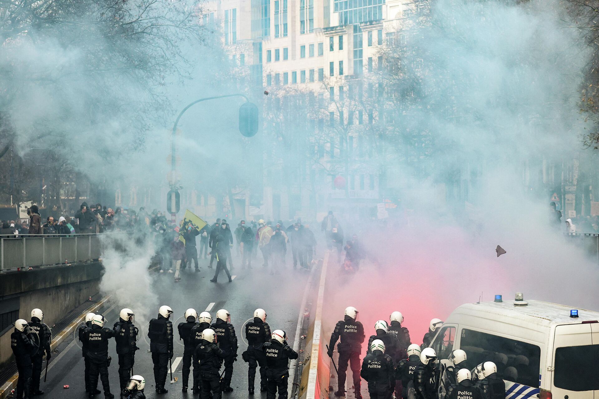 Protesters face riot police as they take part in a demonstration against Covid-19 measures, including the country's health pass, in Brussels on November 21, 2021. (Photo by Kenzo Tribouillard / AFP) - Sputnik International, 1920, 31.12.2021