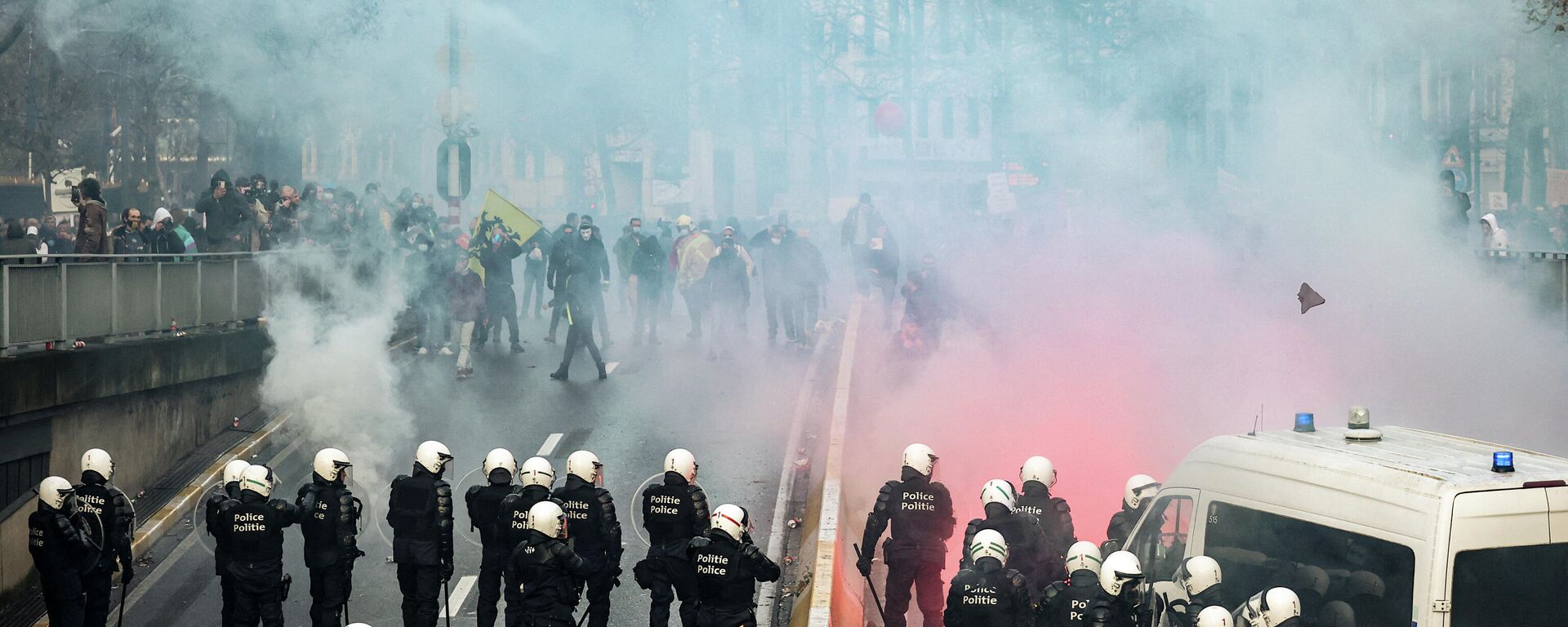 Protesters face riot police as they take part in a demonstration against Covid-19 measures, including the country's health pass, in Brussels on November 21, 2021. (Photo by Kenzo Tribouillard / AFP) - Sputnik International, 1920, 21.11.2021