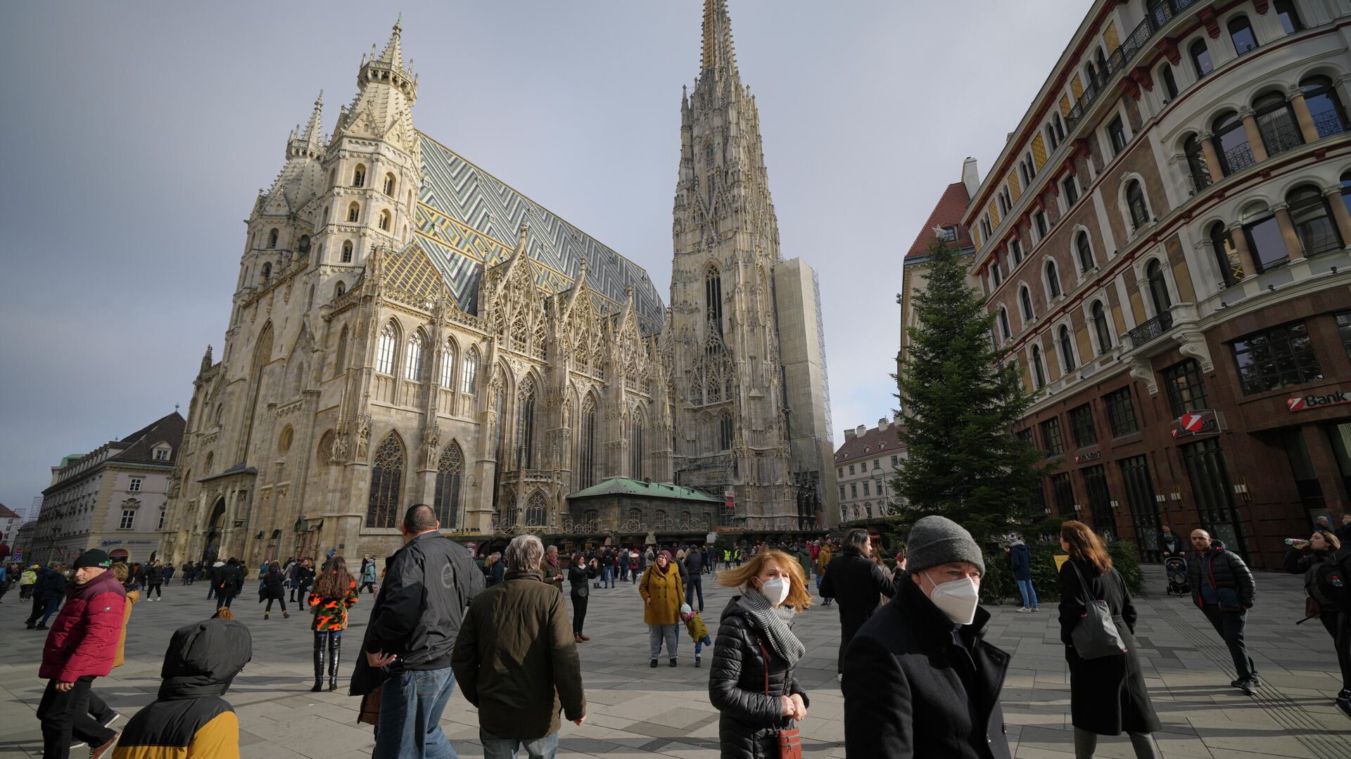 People walk by the St. Stephen's Cathedral in Vienna, Austria, Sunday, Nov. 21, 2021 - Sputnik International, 1920, 08.09.2023