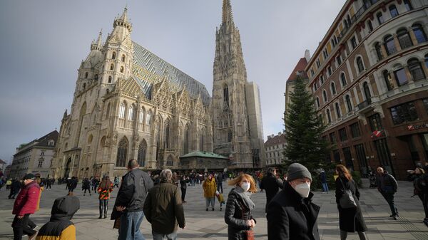People walk by the St. Stephen's Cathedral in Vienna, Austria, Sunday, Nov. 21, 2021 - Sputnik International