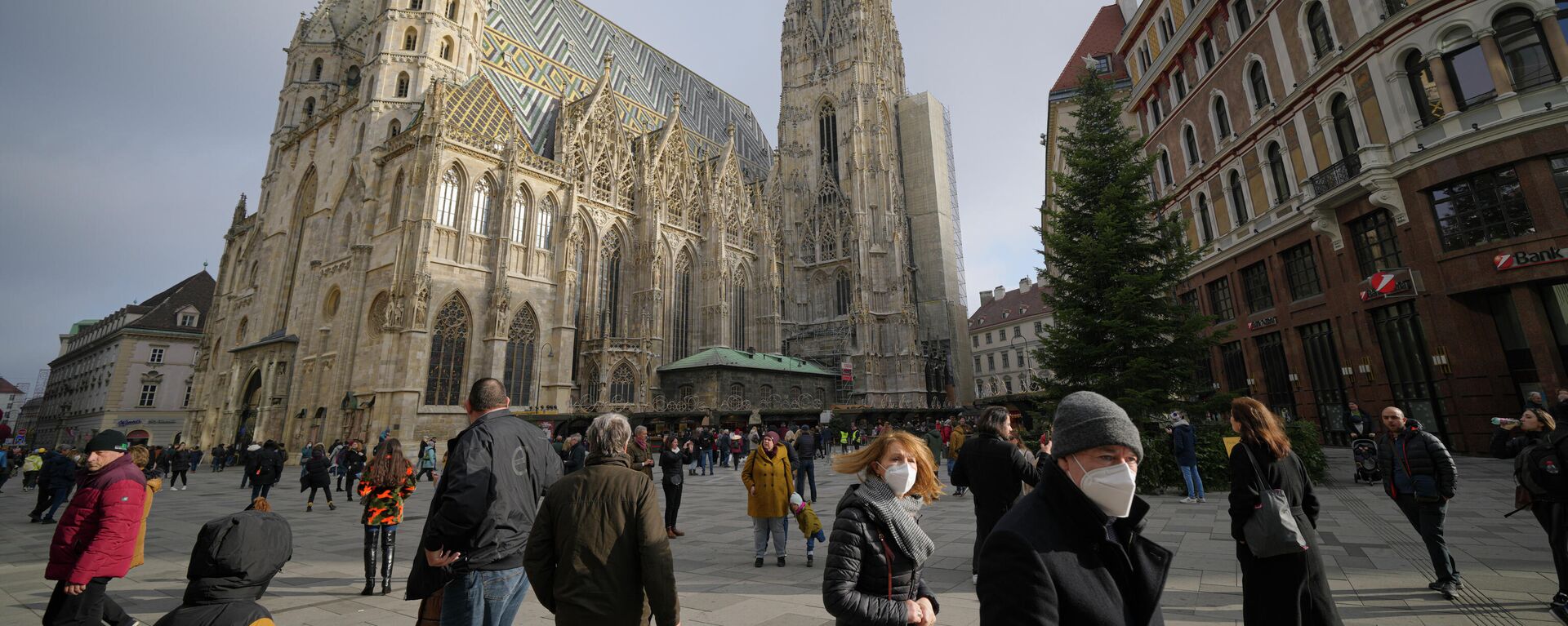 People walk by the St. Stephen's Cathedral in Vienna, Austria, Sunday, Nov. 21, 2021 - Sputnik International, 1920, 08.09.2023