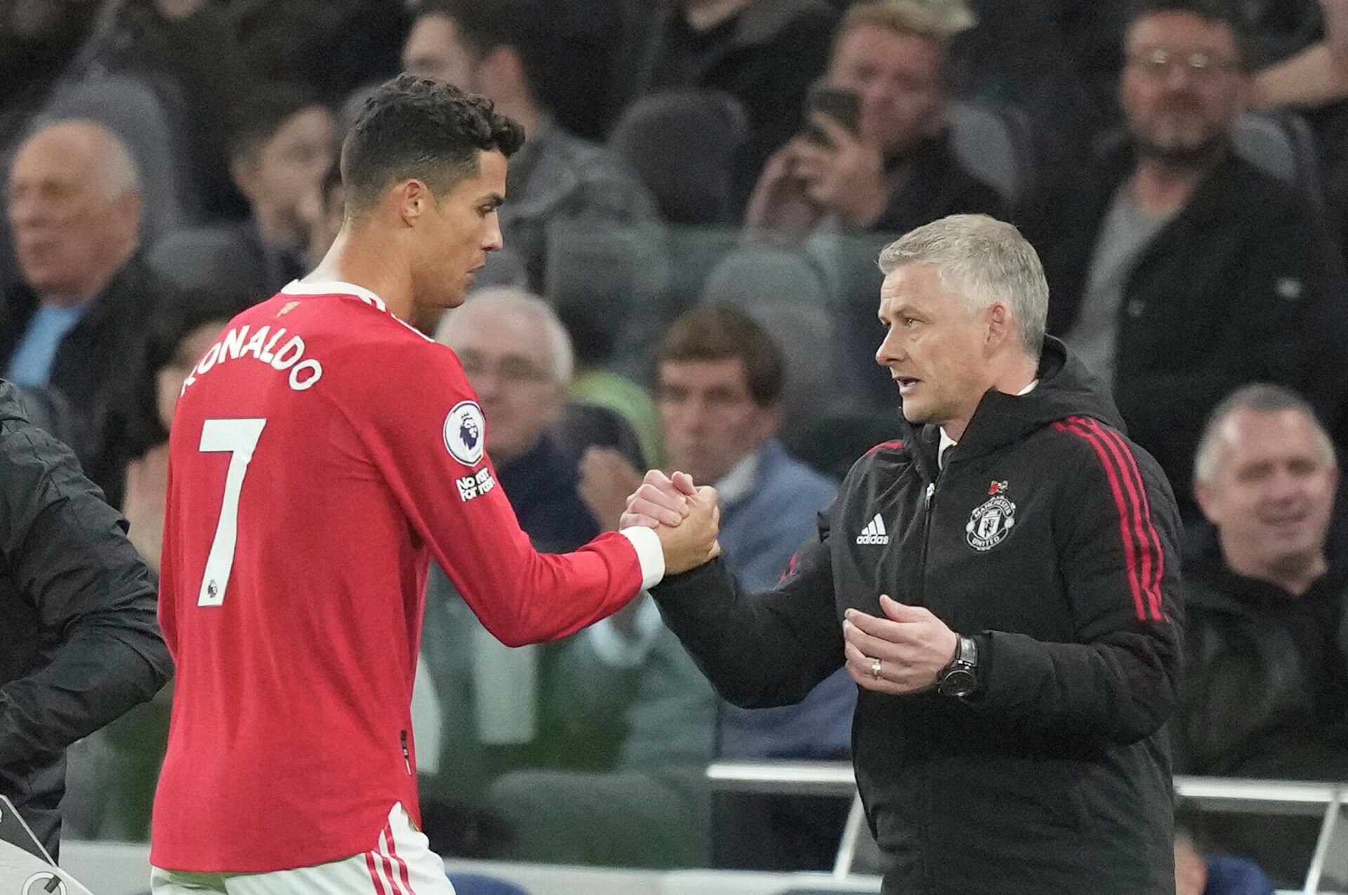 Manchester United's Cristiano Ronaldo, left, greets Manchester United's manager Ole Gunnar Solskjaer as he is replaced by Manchester United's Marcus Rashford during the English Premier League soccer match between Tottenham Hotspur and Manchester United at the Tottenham Hotspur Stadium in London, Saturday, Oct. 30, 2021 - Sputnik International, 1920, 22.11.2021