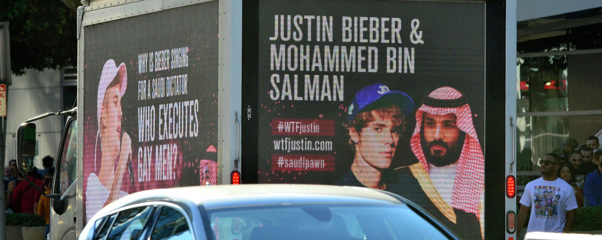 AMobile billboards urging Justin Bieber to cancel his upcoming concert in Saudi Arabia near the Microsoft Theater on November 21, 2021 in Los Angeles, California.  - Sputnik International, 1920, 22.11.2021