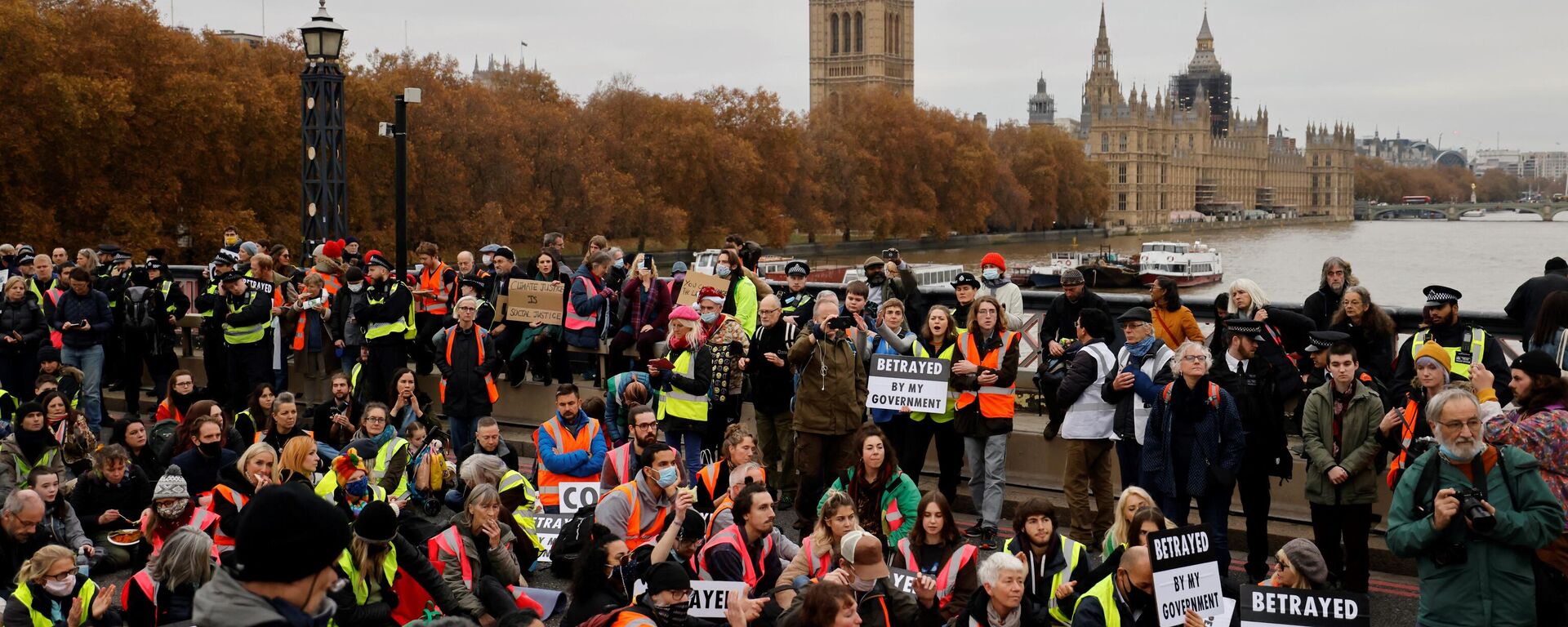 Climate change activists block traffic during a protest action in solidarity with activists from the Insulate Britain group who received prison terms for blocking roads, on Lambeth Bridge in central London on November 20, 2021.  - Sputnik International, 1920, 29.12.2021