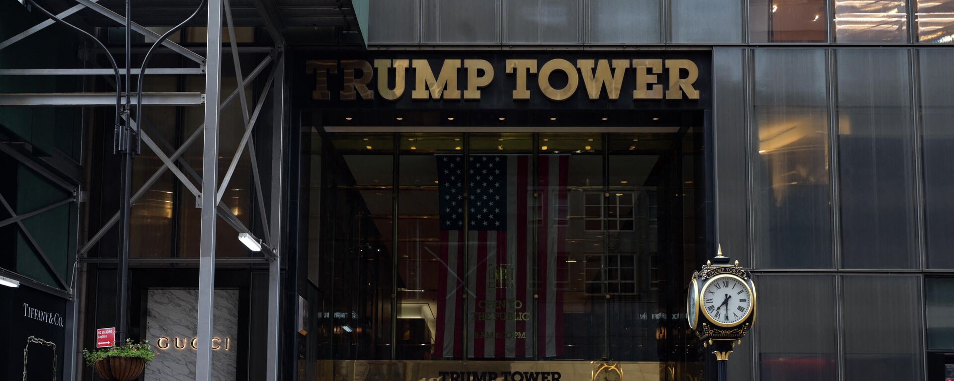 Traffic drives past the Trump Tower building in Manhattan, on July 1, 2021 in New York. - Sputnik International, 1920, 22.11.2021