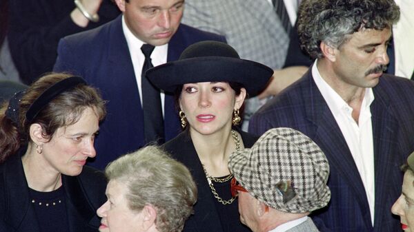 British press magnate Robert Maxwell's daughter Ghislaine (C) attends the funeral service for her father on the Mount of Olives on 10 November 1991. - Sputnik International