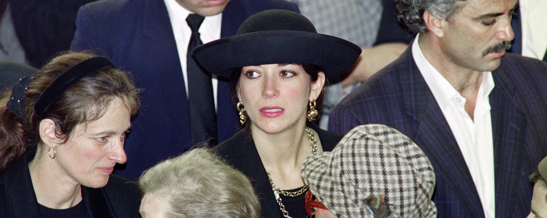 British press magnate Robert Maxwell's daughter Ghislaine (C) attends the funeral service for her father on the Mount of Olives on 10 November 1991. - Sputnik International, 1920, 22.11.2021