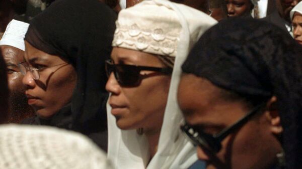 From left, sisters Malikah, left, and Attallah, center, and Malaak Shabazz, after the funeral service for their mother Betty Shabazz at the Islamic Cutural Center of New York Mosque, Friday June 27, 1997.  - Sputnik International