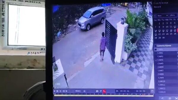 Tragic accident in Hyderabad's LB Nagar. Child killed after car driven by father accidentally runs him over. TW, visuals can be distressing - Sputnik International