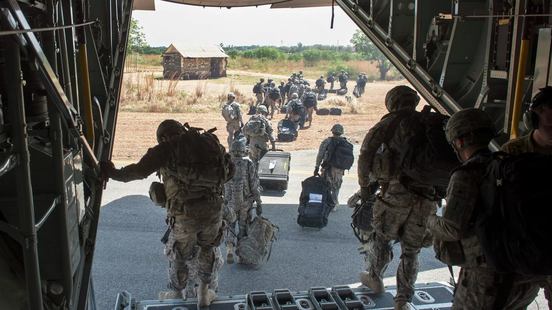 In this photo taken Wednesday, Dec. 18, 2013 and released by the U.S. Air Force, soldiers of the East Africa Response Force (EARF), a Djibouti-based joint team assigned to Combined Joint Task Force-Horn of Africa, depart from a U.S. Air Force C-130 Hercules in Juba, South Sudan to support with an ordered departure of personnel from the city - Sputnik International, 1920, 03.02.2025