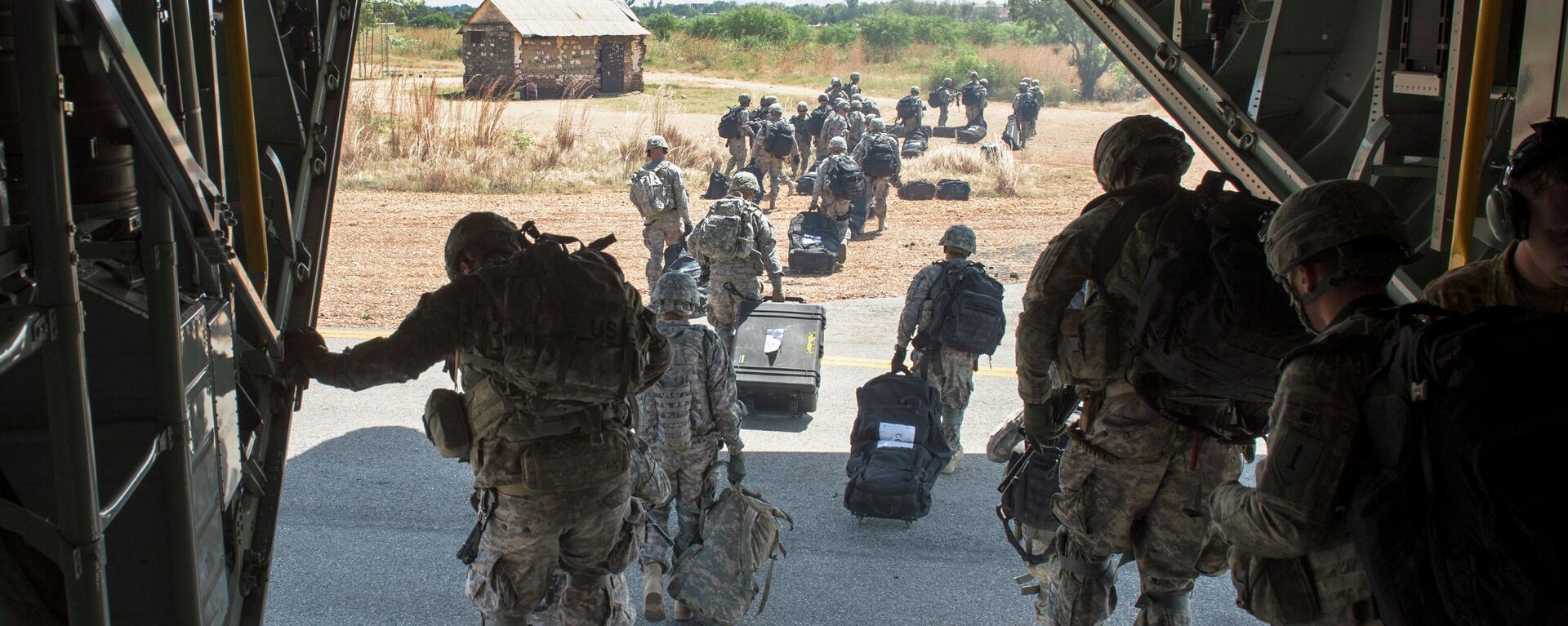 در این عکس که چهارشنبه 18 دسامبر 2013 گرفته شده است و توسط نیروی هوایی ایالات متحده منتشر شده است، سربازان نیروی واکنشی آفریقای شرقی (EARF)، یک گروه ضربت مشترک مستقر در جیبوتی و بخشی از نیروی کار مشترک شاخ آفریقا، می‌گیرند. از هرکول C-130 A نیروی هوایی ایالات متحده در جوبا، سودان جنوبی، برای حمایت از تخلیه پرسنل از شهر - Sputnik International 1920 04/27/2024