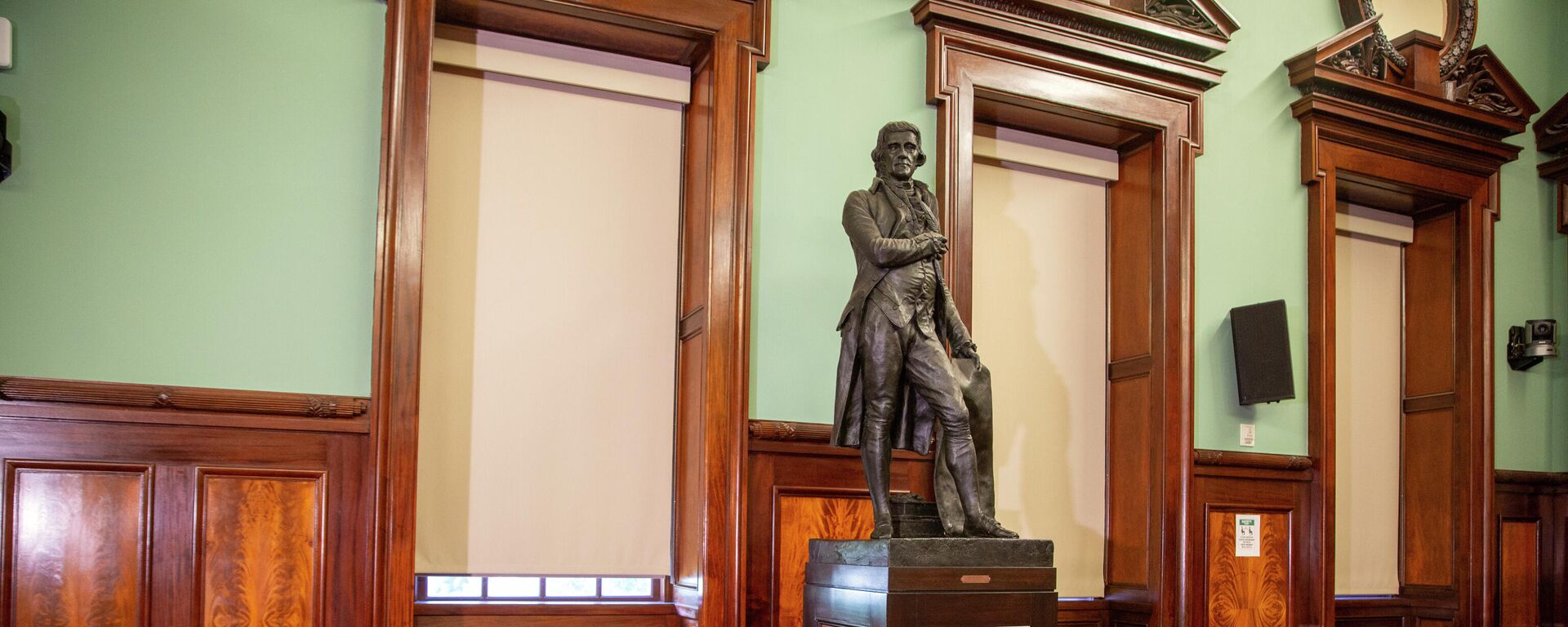 A statue of Thomas Jefferson holding the Declaration of Independence stands in New York's City Hall Council Chamber on Wednesday, October 20, 2021.  - Sputnik International, 1920, 23.11.2021
