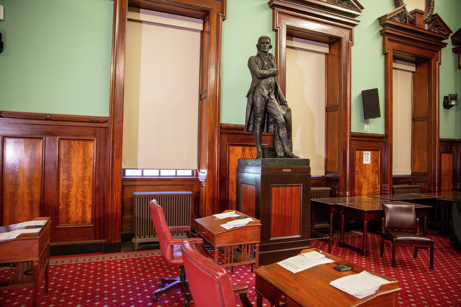A statue of Thomas Jefferson holding the Declaration of Independence stands in New York's City Hall Council Chamber on Wednesday, October 20, 2021.  - Sputnik International, 1920, 10.02.2024