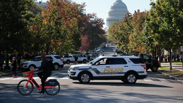 A U.S. Capitol Police block roads leading to Capitol Hill during an evacuation drill November 08, 2021 in Washington, DC.  - Sputnik International