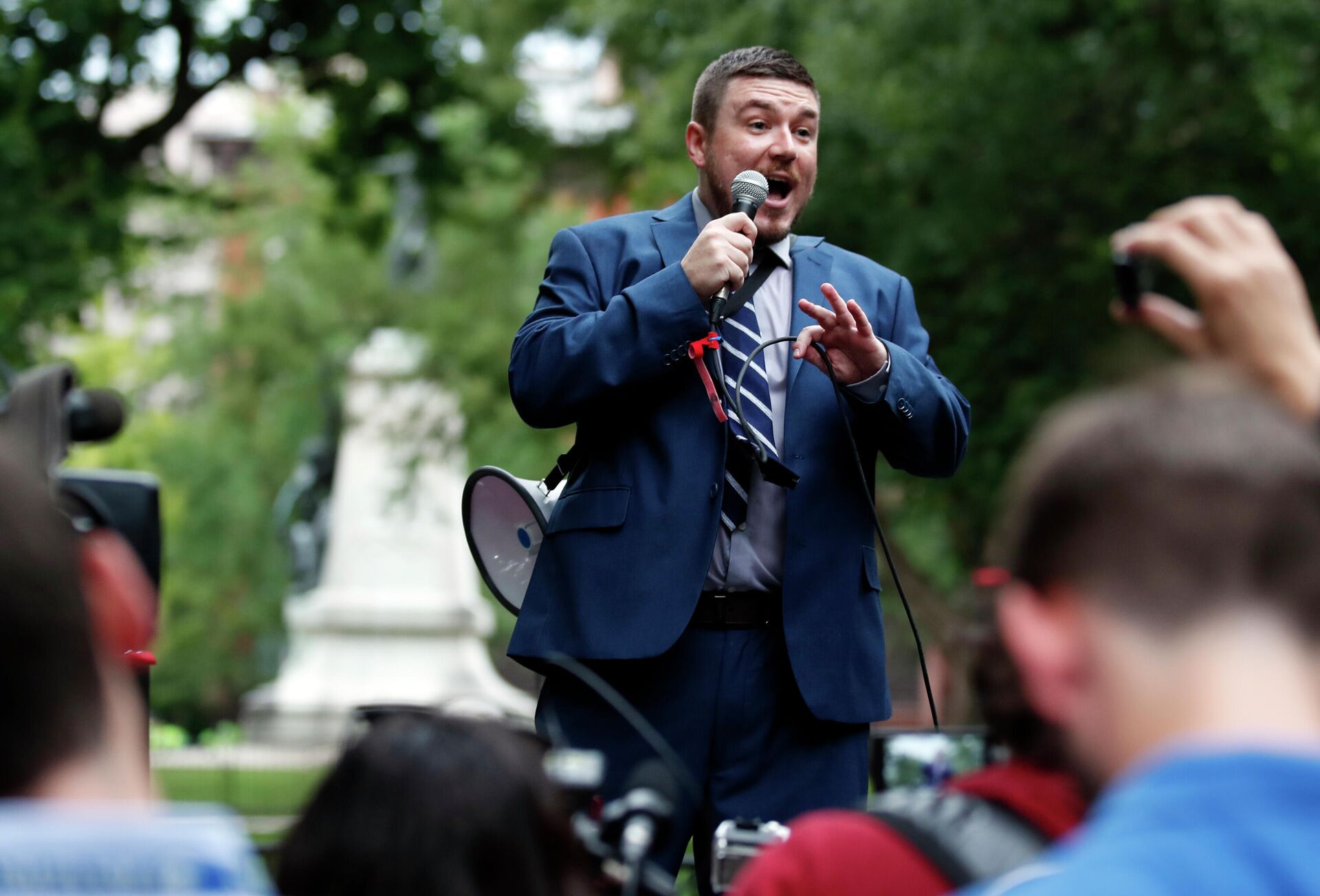 White nationalist Jason Kessler speaks at a rally near the White House on the one-year anniversary of the Charlottesville Unite the Right rally in Washington. A trial is beginning in Charlottesville, Virginia to determine whether white nationalists who planned the so-called “Unite the Right” rally will be held civilly responsible for the violence that erupted. - Sputnik International, 1920, 23.11.2021