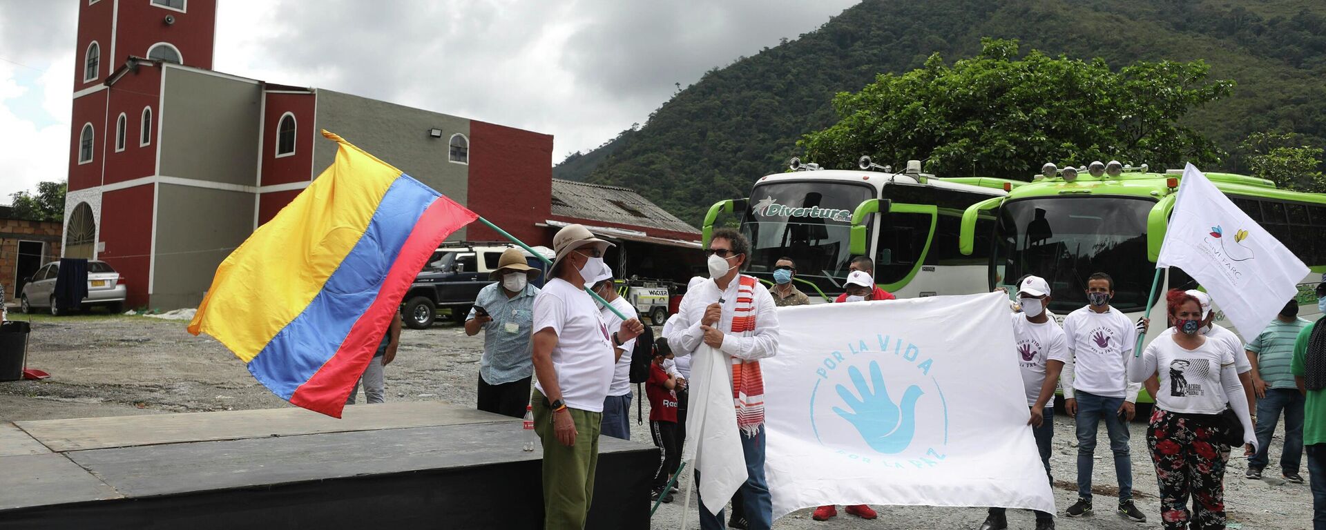 Former rebel commanders and current members of the FARC political party, Pastor Alape, second from left, and Rodrigo Granda, far left with Colombian flag, arrive for a ceremony to apologize to locals for the kidnappings carried out by the FARC over decades in the rural area of Pipiral near Villavicencio, Colombia, Thursday, Oct. 29, 2020. Ex-combatants and social organizations plan to march to Bogota this weekend to demand the government guarantee their right to life and compliance with the 2016 peace agreement, amid hundreds of subsequent ex-rebel deaths. - Sputnik International, 1920, 24.11.2021