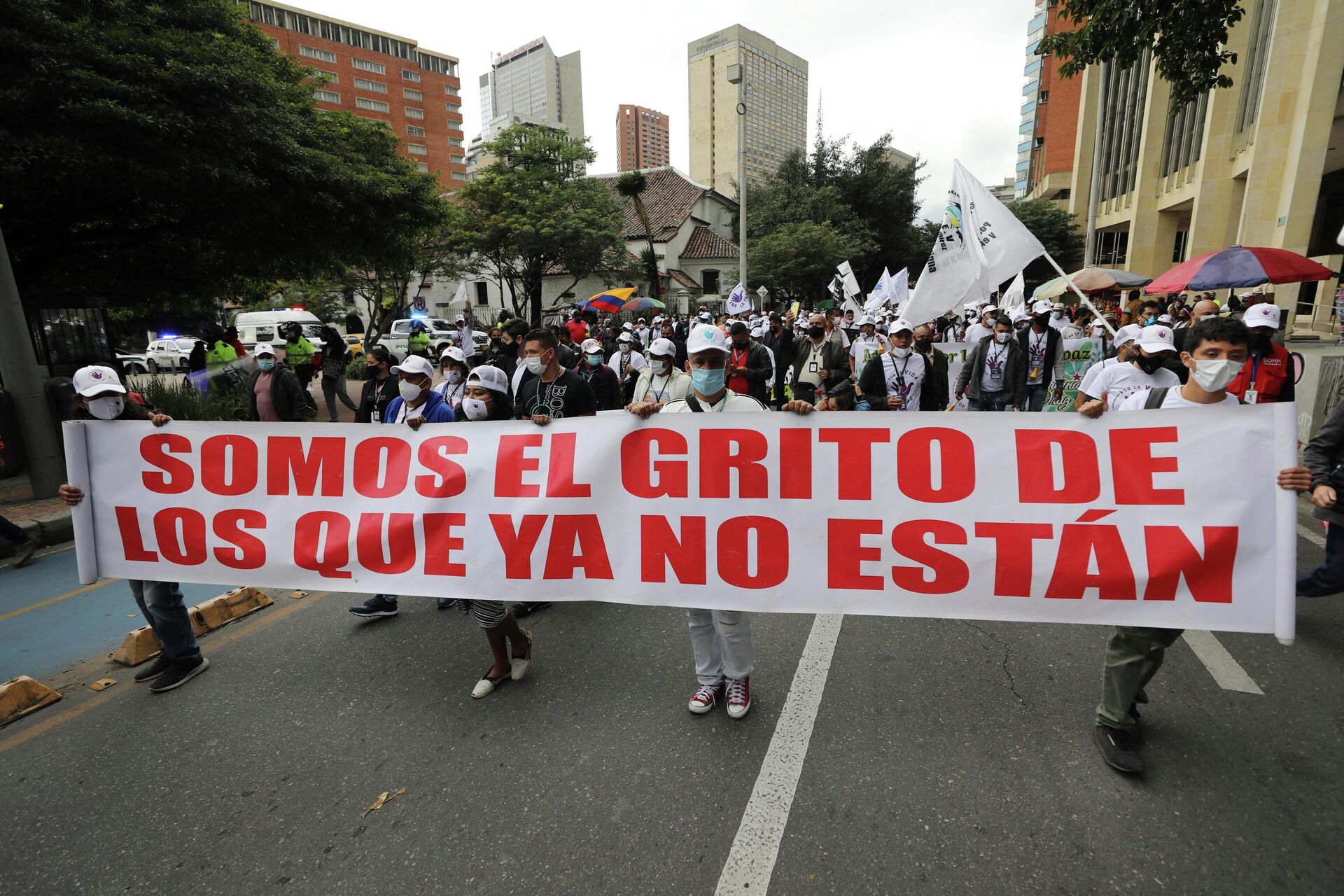 Ex-combatants of the disbanded FARC and social activists march to demand the government guarantee their right to life and compliance with the 2016 peace agreement, in Bogota, Colombia, Sunday, Nov. 1, 2020. The mobilization coined Pilgrimage for Life and Peace is motivated by the murders of ex-combatants after the peace process. - Sputnik International, 1920, 24.11.2021