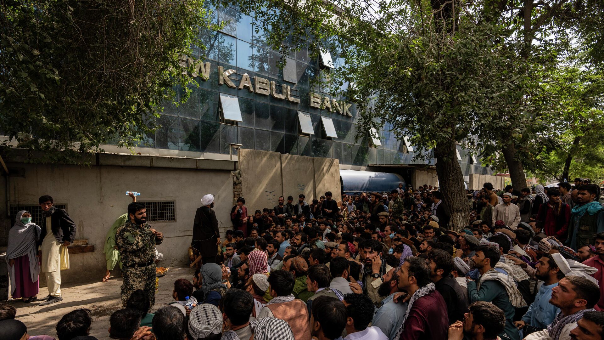 Afghans wait in front of a bank as they try to withdraw money in Kabul, Afghanistan, Sunday, Sept. 12, 2021. - Sputnik International, 1920, 11.02.2022