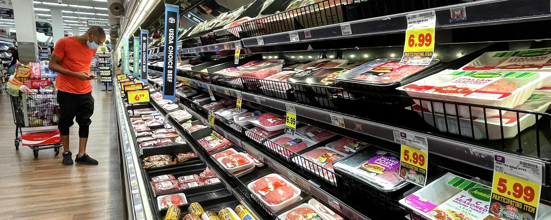 A person shops in the meat section of a grocery store on November 11, 2021 in Los Angeles, California. U.S. consumer prices have increased solidly in the past few months on items such as food, rent, cars and other goods as inflation has risen to a level not seen in 30 years. The consumer-price index rose by 6.2 percent in October compared to one year ago.   - Sputnik International, 1920, 24.11.2021