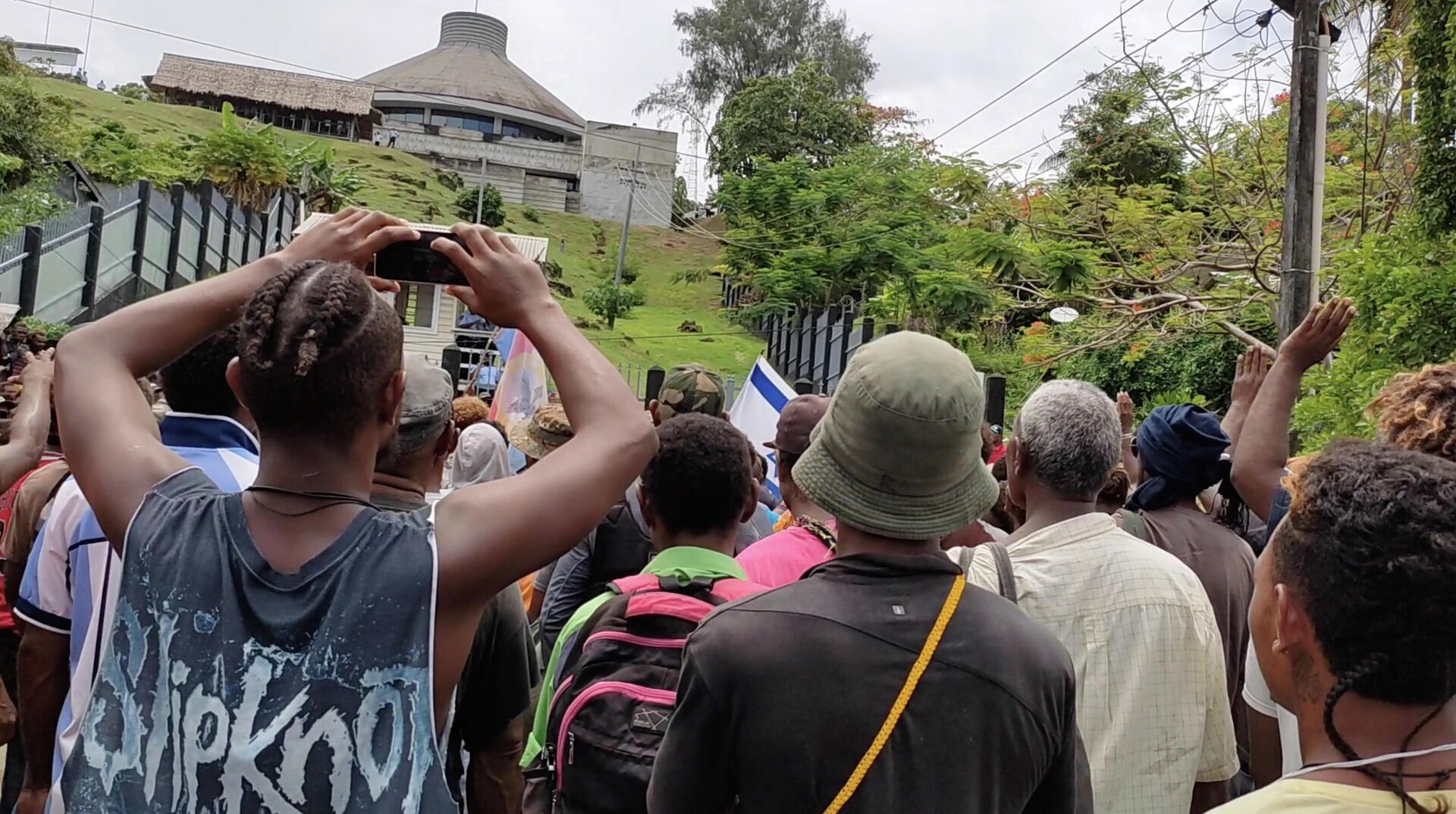 Protestors gather outside the parliament building in Honiara, Solomon Islands, November 24, 2021, in this screen grab obtained by Reuters, from a social media video - Sputnik International, 1920, 26.11.2021