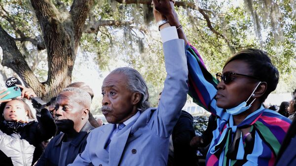 Reverend Al Sharpton and Wanda Cooper-Jones, mother of Ahmaud Arbery, raise their hands outside the Glynn County Courthouse after the jury reached a guilty verdict in the trial of William Roddie Bryan, Travis McMichael and Gregory McMichael, charged with the February 2020 death of 25-year-old Ahmaud Arbery, in Brunswick, Georgia, U.S., November 24, 2021. - Sputnik International