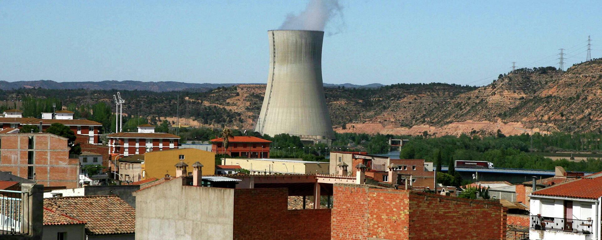 The Asco I nuclear power station, center, is seen near houses in the small town of Asco, Spain in Tuesday, April 15, 2008. Spain's nuclear watchdog agency said Tuesday it is checking about 800 people for contamination after finding that a leak at a nuclear plant in northeast Spain last year was bigger than previously reported. - Sputnik International, 1920, 29.04.2024