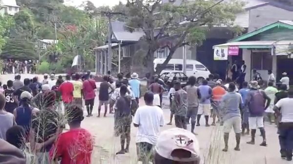 People gather near Naha Police station as Solomon Islanders defied a government-imposed lockdown and protested in the capital, in Honiara, Solomon Islands, November 25, 2021 - Sputnik International