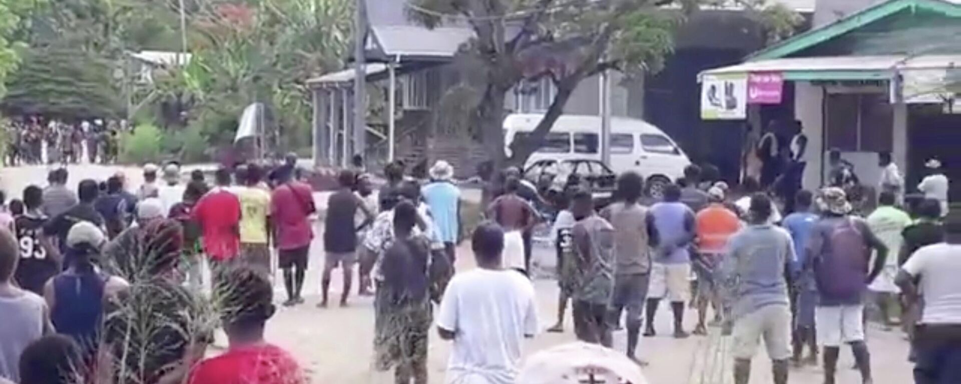People gather near Naha Police station as Solomon Islanders defied a government-imposed lockdown and protested in the capital, in Honiara, Solomon Islands, November 25, 2021 - Sputnik International, 1920, 25.11.2021