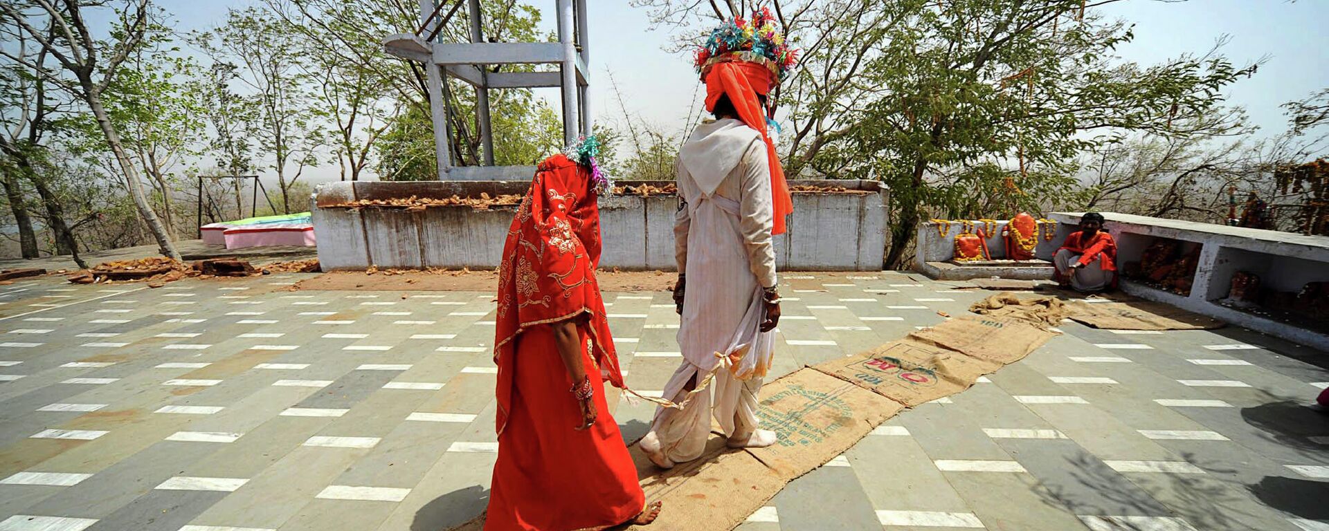 An under-age newly married couple who refused to be identified, walk to the temple to seek the blessings of a priest after a mass marriage at Chachoda village in Rajgarh town, about 155 kilometers (96 miles) from Bhopal, India, Sunday, May 16, 2010 - Sputnik International, 1920, 25.11.2021