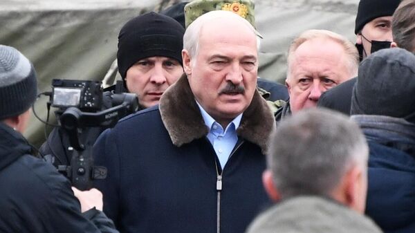  Belarusian President Alexander Lukashenko visits the migrant-hosting logistics center near the Bruzgi checkpoint of the Belarusian-Polish border - Sputnik International