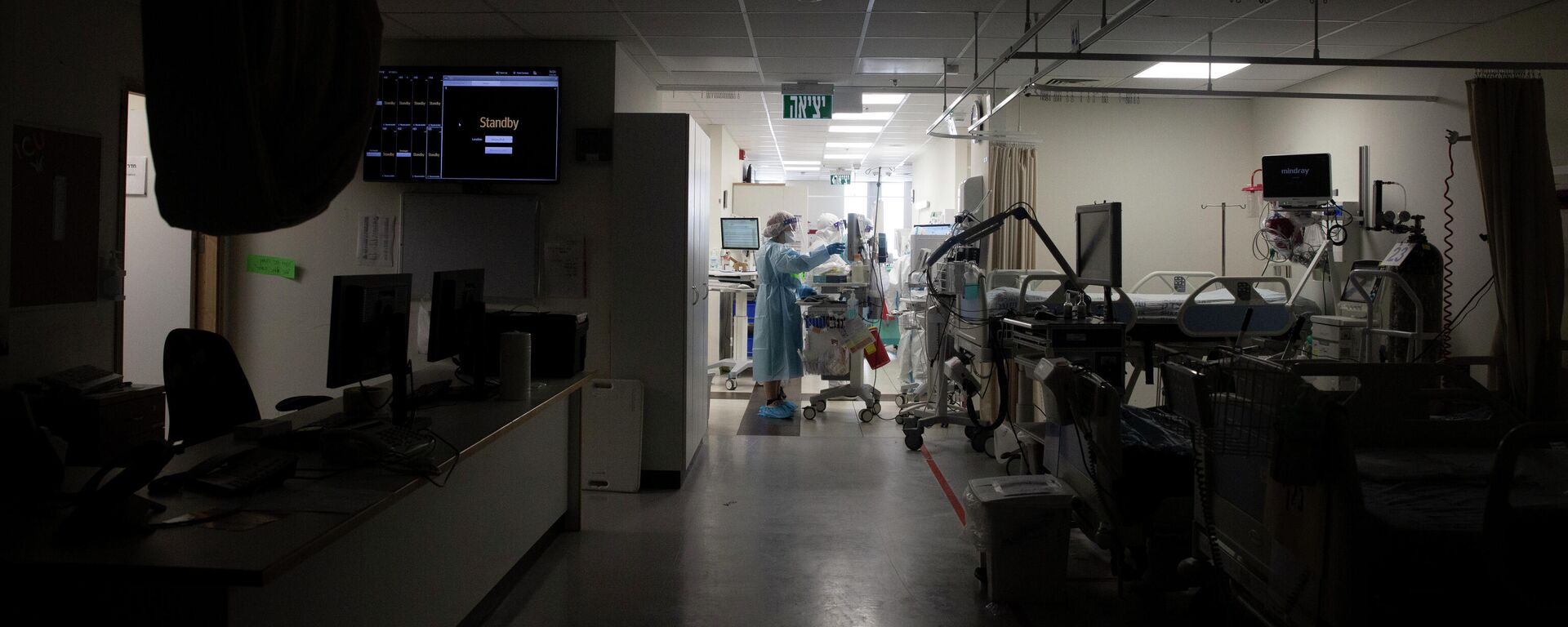 A darkened corridor of empty beds is prepared for patients on the coronavirus ward at Shaare Zedek Medical Center in Jerusalem, Tuesday, Aug. 31, 2021 - Sputnik International, 1920, 26.11.2021