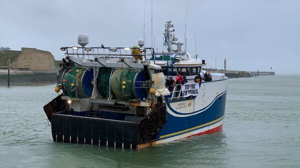 French fishermen blocking port access in Calais over a fishing row between France and the UK. - Sputnik International