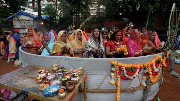 Hindu women worship the Sun god in an artificial pond during the religious festival of Chhath Puja in Mumbai, India, November 10, 2021 - Sputnik International