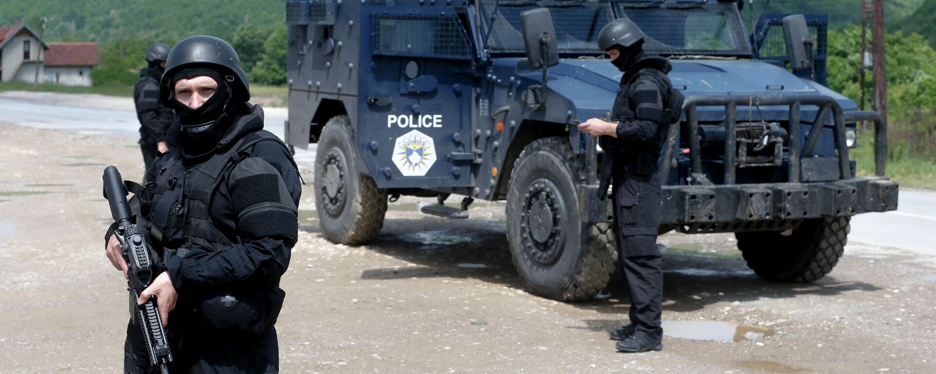 Kosovo police special unit members secure the area near the village of Cabra, north western Kosovo, during an ongoing police operation on Tuesday, May 28, 2019. - Sputnik International, 1920, 27.08.2022