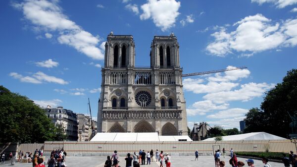 I this May 31, 2020 file photo, people walk on the forecourt of Notre Dame's Cathedral, in Paris. - Sputnik International