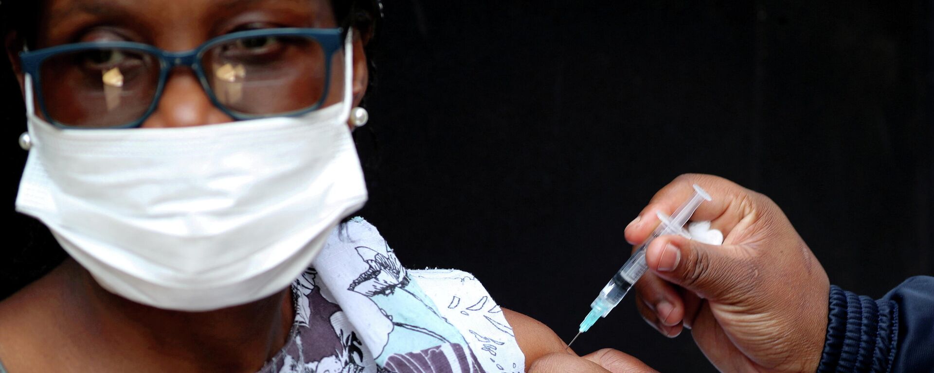 A healthcare worker administers the Johnson and Johnson coronavirus disease (COVID-19) vaccination to a woman in Houghton, Johannesburg, South Africa, on 20 August 2021. - Sputnik International, 1920, 27.11.2021