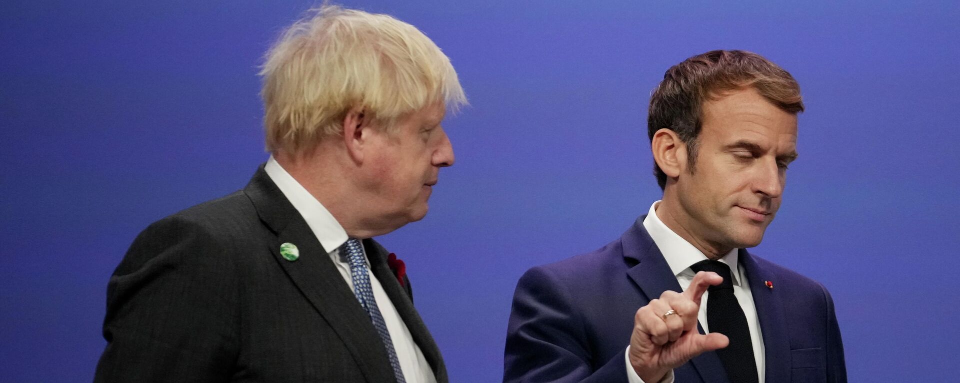 Britain's Prime Minister Boris Johnson greets France's President Emmanuel Macron during arrivals at the UN Climate Change Conference (COP26) in Glasgow, Scotland, Britain, November 1, 2021. Christopher Furlong/Pool via REUTERS - Sputnik International, 1920, 27.11.2021