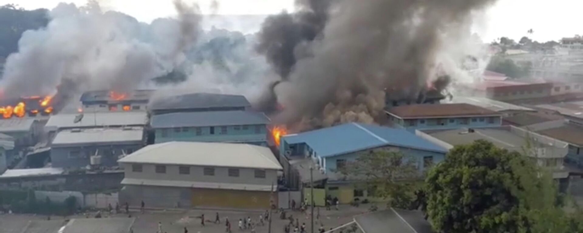 Smoke rises from burning buildings in Chinatown of Solomon Islands' capital Honiara, Solomon Islands, November 25, 2021 in this picture obtained from a social media video. @Zfm Radio My Favourite Music Station via REUTERS   - Sputnik International, 1920, 27.11.2021