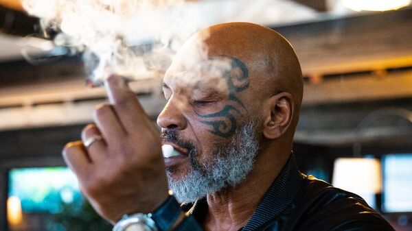 Mike Tyson smokes marijuana joint in an Instagram photo. - Sputnik International