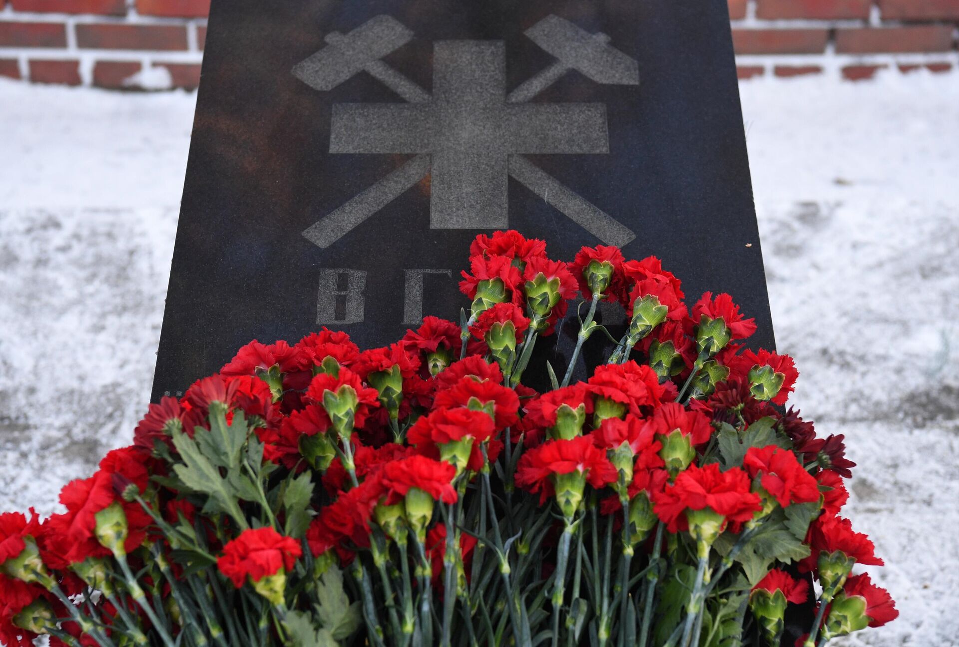 Flowers at a memorial to those killed in an accident at the Listvyazhnaya mine in the Kemerovo Region, Russia. - Sputnik International, 1920, 28.11.2021
