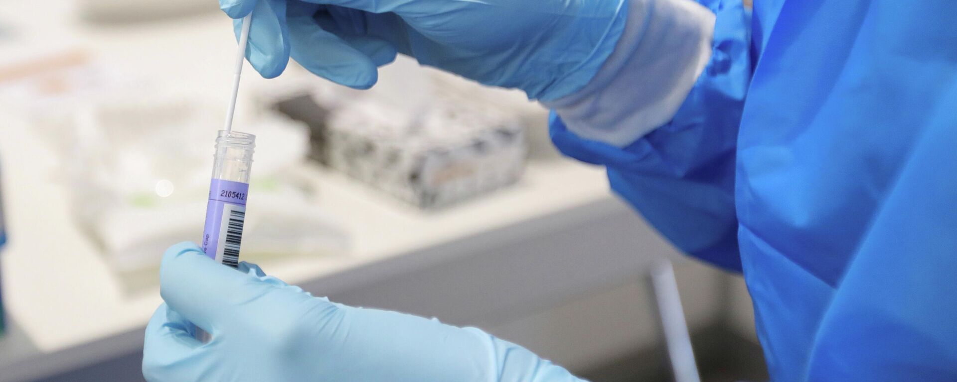 A medical worker stores a swab in a vial at XL Schiphol test location, after Dutch health authorities said that 61 people who arrived in Amsterdam on flights from South Africa tested positive for COVID-19, in Amsterdam, Netherlands, November 27, 2021. - Sputnik International, 1920, 28.11.2021