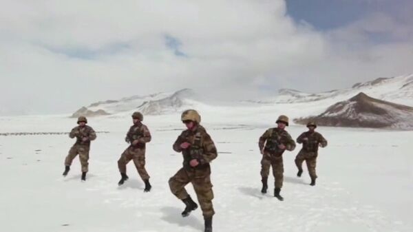 Chinese soldiers dancing at 5,200 meters in altitude during break time - Sputnik International
