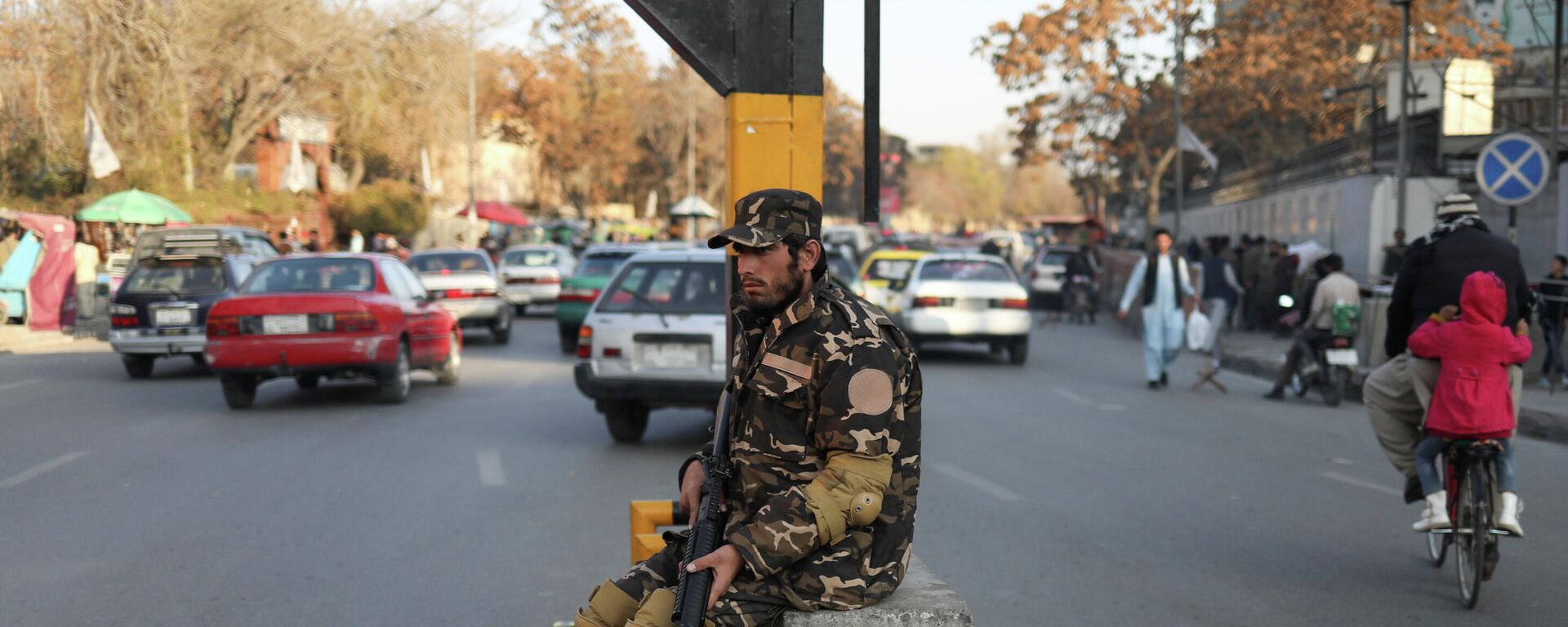 A Taliban fighter guards a street in Kabul, Afghanistan November 25, 2021. REUTERS/Ali Khara - Sputnik International, 1920, 13.12.2021