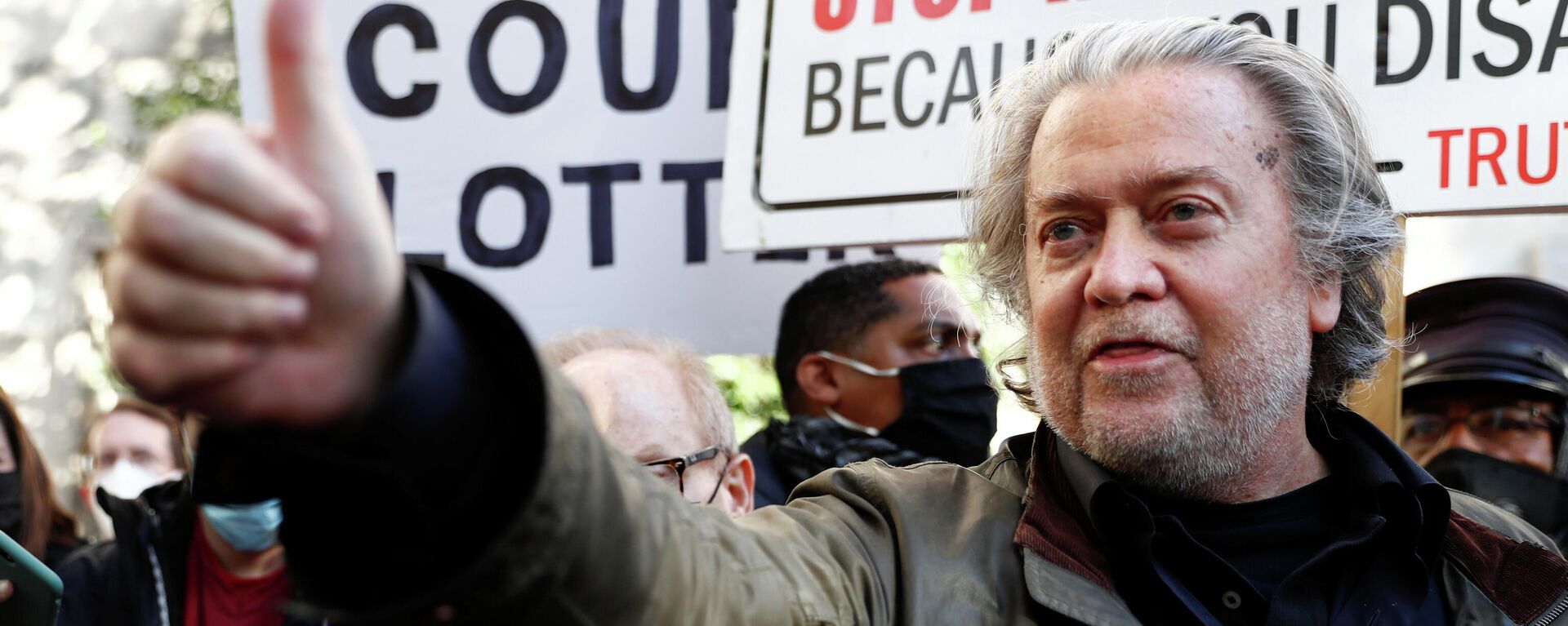 Steve Bannon, talk show host and former White House advisor to former President Donald Trump, leaves an appearance in U.S. District Court after being indicted for refusal to comply with a congressional subpoena over the January 6 attacks on the U.S. Capitol in Washington, U.S., November 15, 2021 - Sputnik International, 1920, 29.11.2021