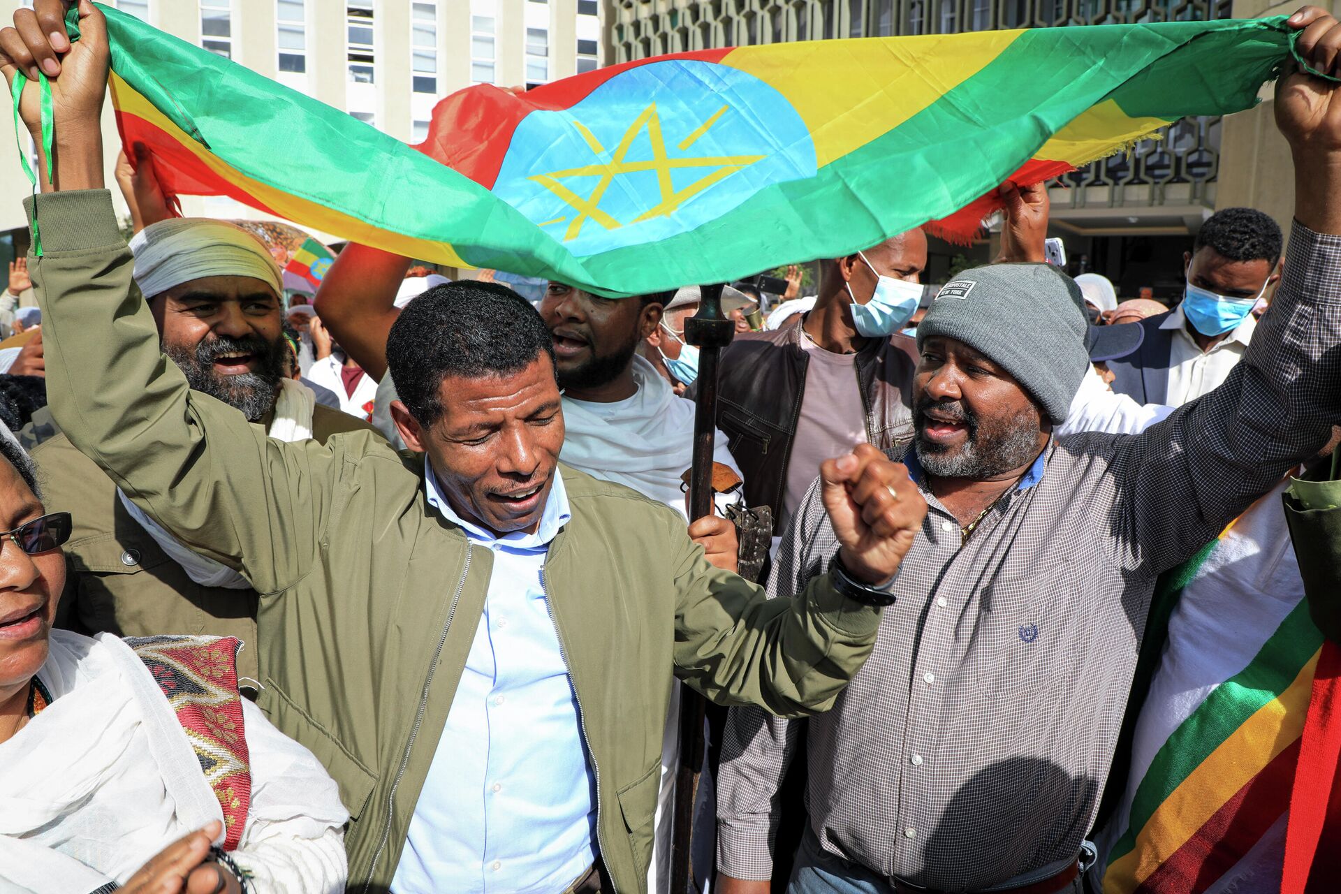 Ethiopian distance-running great Haile Gebrselassie, left, attends an event in support the country's military forces, in front of the city hall in Addis Ababa, Ethiopia Saturday, Nov. 27, 2021. Ethiopian artists and performers gathered at the event before they were expected to travel out of the capital to perform for military forces in the field of the country’s yearlong war against Tigray forces. - Sputnik International, 1920, 10.12.2021