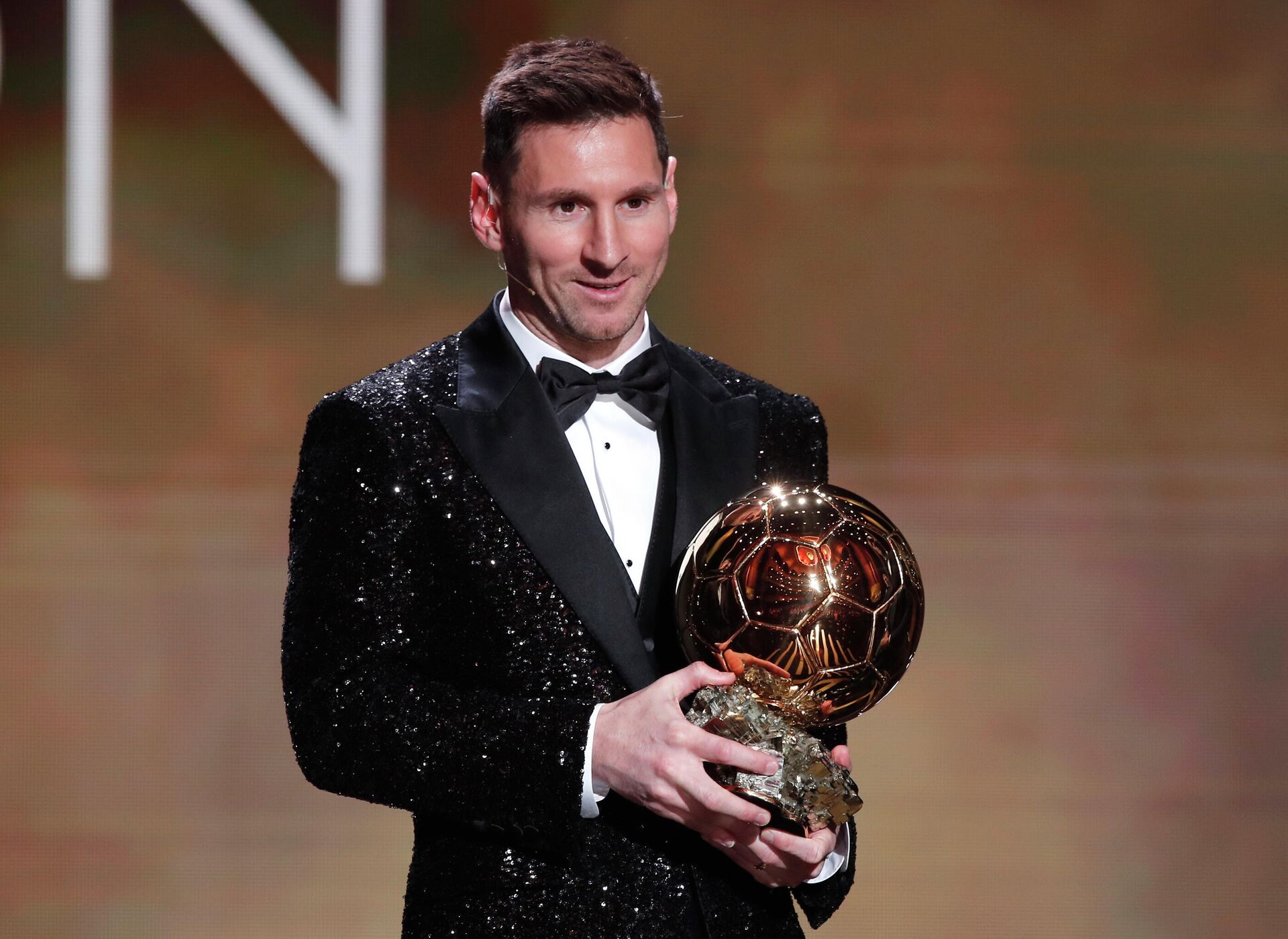 Paris St Germain's Lionel Messi with the Ballon d'Or award - Sputnik International, 1920, 30.11.2021