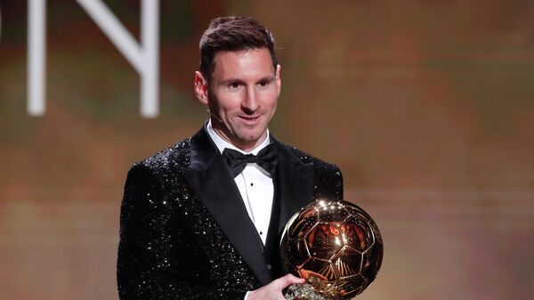 Paris St Germain's Lionel Messi with the Ballon d'Or award - Sputnik International
