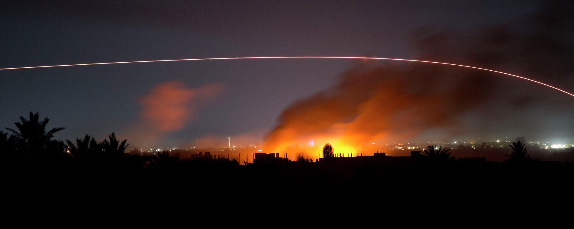 Tracer fire lights up the night sky as U.S.-backed Syrian Democratic Forces (SDF) fire on the Islamic State militant-held village of Baghouz, Syria, Tuesday, March 12, 2019. - Sputnik International, 1920, 29.11.2021
